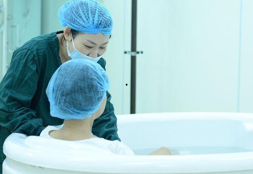 韩国产妇水中分娩视频,温馨与挑战并存