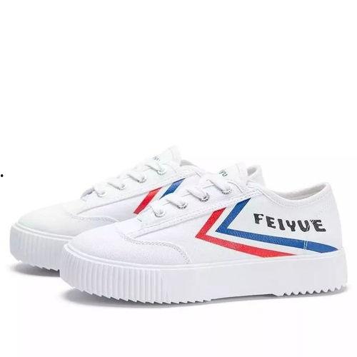 复古国产小白鞋美女视频